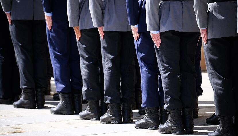 In der Bundeswehr war die Zahl der Soldaten im vergangenen Jahr trotz mehr Einstellungen erneut leicht gesunken. (Archivbild)