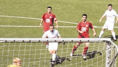 Im zweiten Anlauf: Mit dem Foulelfmeter scheitert Alexander Rudenko (Mitte) noch. Doch den Nachschuss versenkt er zur 1:0-Führung im Netz.
