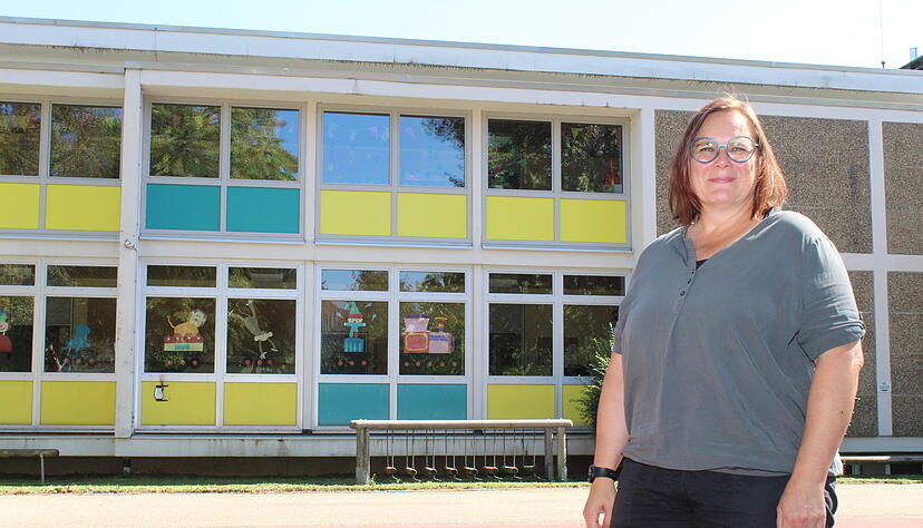 Daniela Gabor, Leiterin der Grundschule Ittlingen, zeigt das Fassadenteil, an das die Mensa angebaut werden soll.
Foto: Jörg Kühl Daniela Gabor, Leiterin der Grundschule Ittlingen, zeigt das Fassadenteil, an das die Mensa angebaut werden soll.
Foto: Jörg Kühl