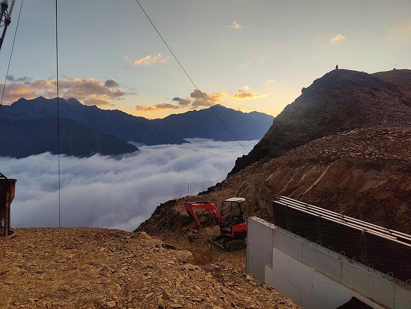 Traumhaftes Alpenpanorama: Von der Baustelle geht der Blick ins wolkenverhangene Schnalstal.