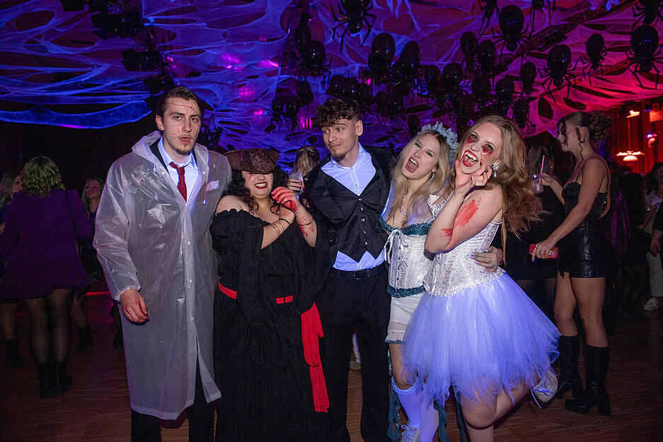 Einige Gäste der Halloween-Party in der Heilbronner Harmonie haben sich in gruselige Outfits geworfen.