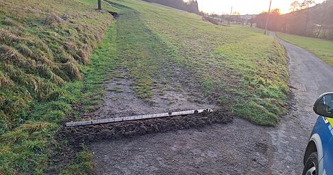 Dieses Nagelbrett hat eine unbekannte Person auf einem Feldweg in Jettenbach platziert.