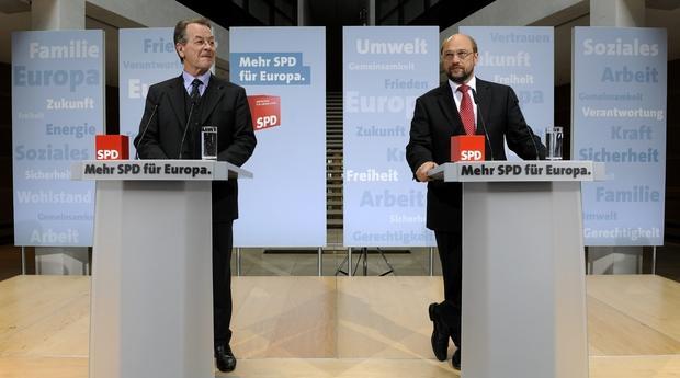 Der SPD-Vorsitzende Franz M&uuml;ntefering (links) und der SPD-Spitzenkandidat f&uuml;r die Europawahl Martin Schulz nehmen am Sonntag in Berlin nach den ersten Prognosen f&uuml;r die Europawahl Stellung zu dem schlechten Ergebnis.