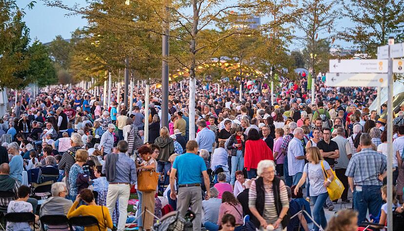 Am 14. September 2019 platzte die Buga aus allen N&auml;hten: Die Wassershows, die alle an diesem Abend gezeigt wurden, zogen die Menschen an. Es musste wegen &Uuml;berf&uuml;llung geschlossen werden.
Foto: Archiv/Berger