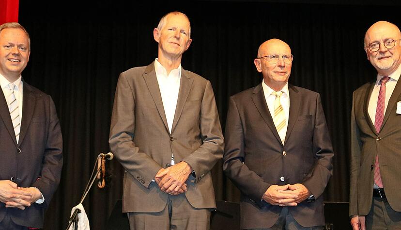 Landrat Matthias Neth (links) beschenkte die scheidenden Chef&auml;rzte Dr. Werner Reinosch (daneben) und Dr. Hartmut Dr&ouml;&szlig;ler mit der Ehrenmedaille des Hohenlohekreises in Silber &minus; eine seltene Auszeichnung. BBT-Regionalleiter Thomas Wigant (rechts) hatte unter anderem Reisekoffer, Kochb&uuml;cher und Wandersocken dabei.
Fotos: Ralf Reichert