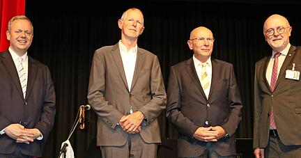 Landrat Matthias Neth (links) beschenkte die scheidenden Chef&auml;rzte Dr. Werner Reinosch (daneben) und Dr. Hartmut Dr&ouml;&szlig;ler mit der Ehrenmedaille des Hohenlohekreises in Silber &minus; eine seltene Auszeichnung. BBT-Regionalleiter Thomas Wigant (rechts) hatte unter anderem Reisekoffer, Kochb&uuml;cher und Wandersocken dabei.
Fotos: Ralf Reichert