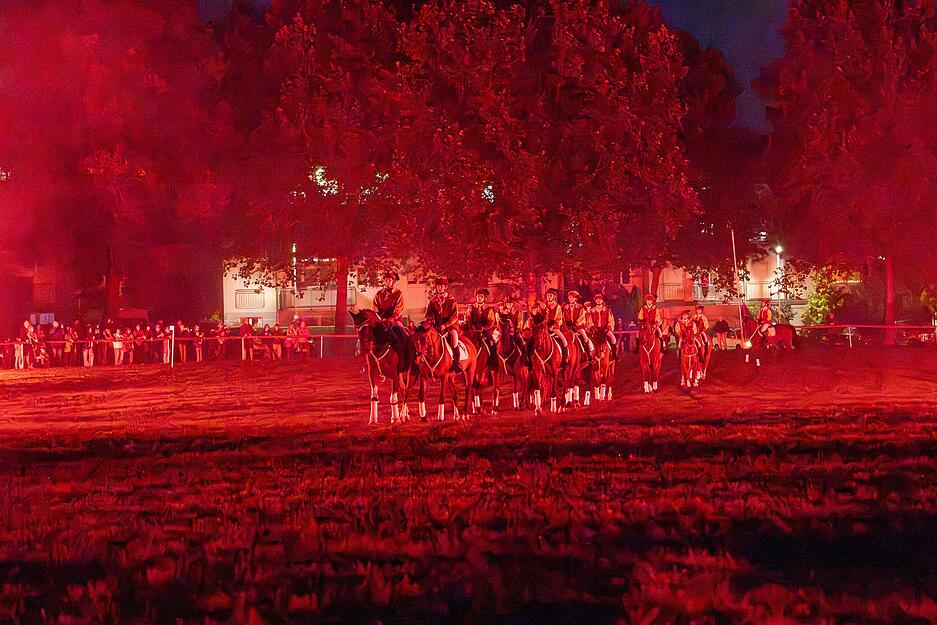 Mit dem Zapfenstreich und bei bengalischem Feuer wurde der diesjährige Käsritt in Leingarten beendet.