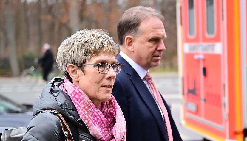 Kramp-Karrenbauer setzt sich gegen Krings durch.