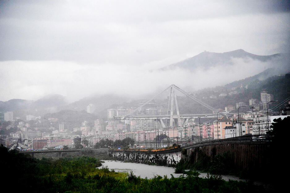 Blick auf die eingest&uuml;rzte Autobahnbr&uuml;cke Ponte Morandi, von der ein Teilst&uuml;ck mehr als 40 Meter in die Tiefe gest&uuml;rzt ist.