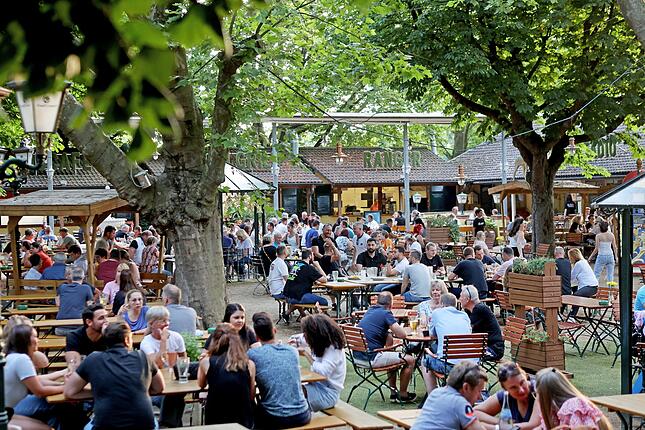 Der größte und einer der schönsten Biergärten in der Region: der Food Court am Frankenstadion.