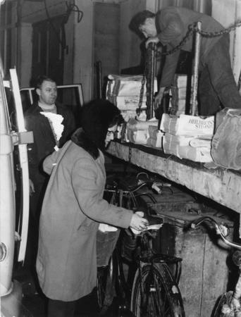 &Uuml;ber die Verladerampe werden die Zeitungspakete in die Vertriebswagen verstaut.
Foto: HSt-Archiv.