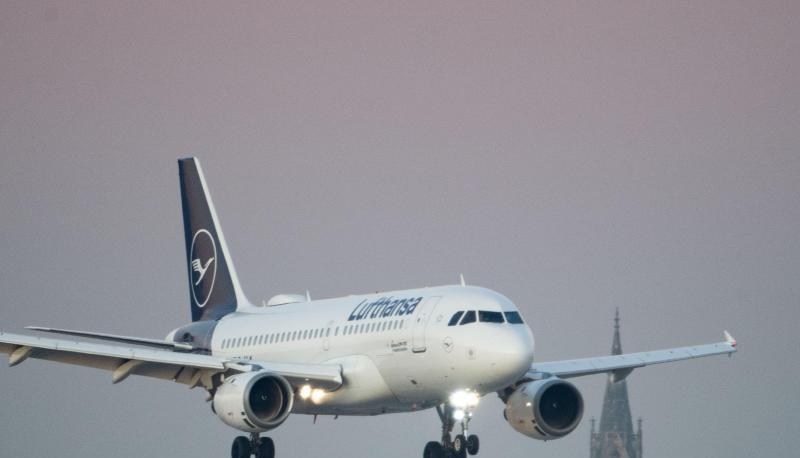Eine Maschine der Lufthansa landet auf dem Flughafen Stuttgart.