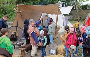 Unterhalb der Stadtkirche haben sich "Germanen" mit einem kleinen Zeltlager angesiedelt und haben besonders für Kinder einiges zu bieten. Unterhalb der Stadtkirche haben sich "Germanen" mit einem kleinen Zeltlager angesiedelt und haben besonders für Kinder einiges zu bieten.