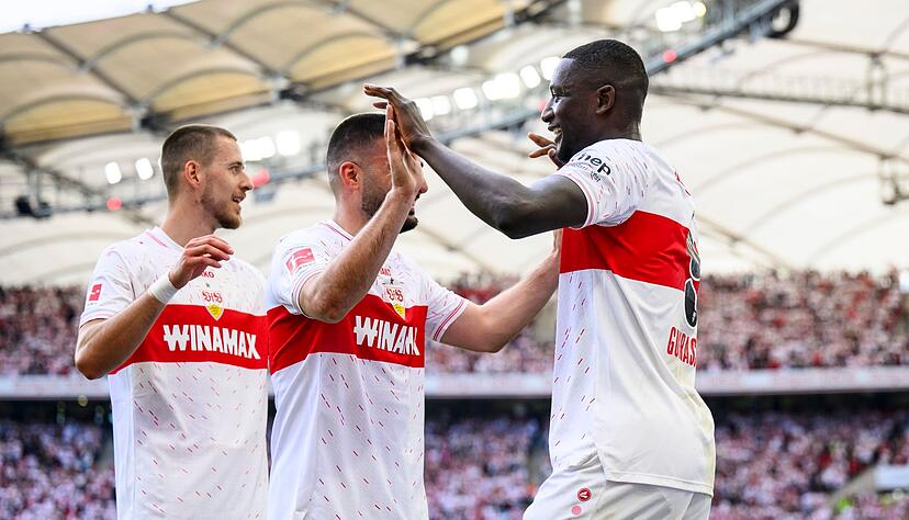 Auch am letzten Spieltag trifft Stuttgarts Serhou Guirassy (r) für den VfB.