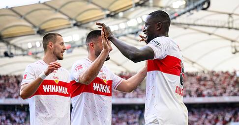 Auch am letzten Spieltag trifft Stuttgarts Serhou Guirassy (r) für den VfB.