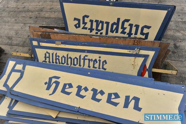 Schilder mit der Aufschrift "Herren", "Alkoholfrei" und "Sitzplätze" liegen am Dienstag (31.08.2010) in einem Festzelt auf dem Oktoberfestgelände in München (Oberbayern) zur Montage am Boden eines Bierzeltes. Das 177. Oktoberfest findet dieses Jahr vom 18.09. bis 03.10.2010 statt und feiert dabei sein 200-jähriges Jubiläum. Das größte Volksfest der Welt wurde vor 200 Jahren aus Anlass der Hochzeit von Kronprinz Ludwig I. und der Prinzessin Therese zum ersten mal begangen. Foto: Peter Kneffel dpa/lby  +++(c) dpa - Bildfunk+++