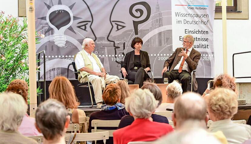 Mediterranes Flair bei der Wissenpause im Heilbronner Deutschhof mit (von links) Gabrio Bobbo, Roswitha Keicher und Christhard Schrenk.Foto: Christina Kunz Mediterranes Flair bei der Wissenpause im Heilbronner Deutschhof mit (von links) Gabrio Bobbo, Roswitha Keicher und Christhard Schrenk.Foto: Christina Kunz