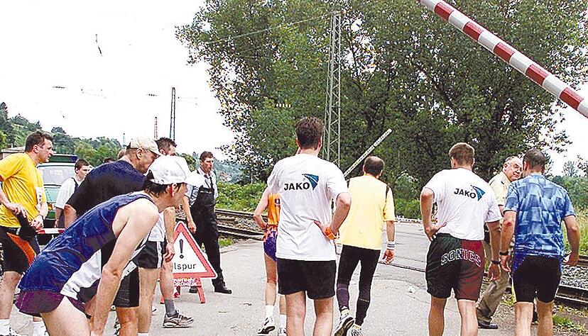 Das gab"s nur einmal: Bei der Premiere 2001 mussten die Marathonläufer beim Trolli vor einer Bahnschranke stoppen.
Foto: Archiv/Veigel
