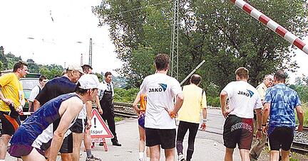 Das gab"s nur einmal: Bei der Premiere 2001 mussten die Marathonläufer beim Trolli vor einer Bahnschranke stoppen.
Foto: Archiv/Veigel
