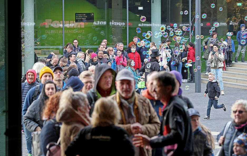 Vor dem Einlass bildete sich eine lange Menschenschlange.