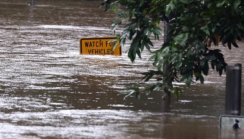Ganze Stra&szlig;enz&uuml;ge standen unter Wasser, Autos versanken bis zur Dachkante in den Fluten.