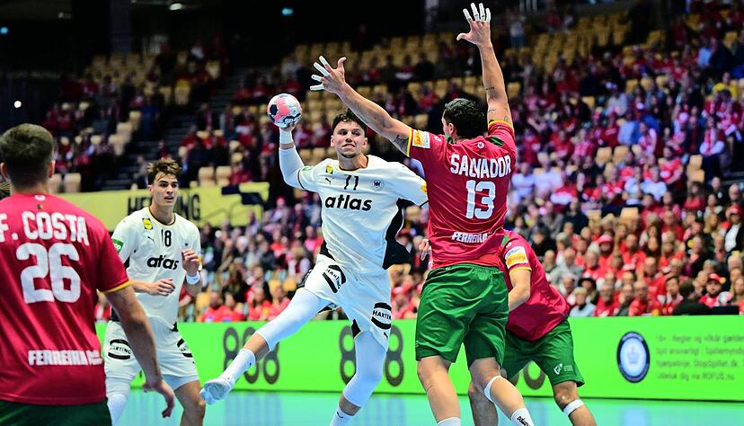 Aus dem Auf und Ab soll R&uuml;ckenwind werden: Es klappt nicht alles bei den deutschen Handballern um Marko Grgic (Mitte). Aber es wurde zuletzt gewonnen.