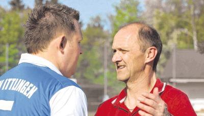 Fachgespr&auml;ch: Andreas Sitzler, Spielertrainer des TSV Ittlingen, und Bernd Weiser, Coach des FC Weiler, unterhalten sich nach Spielschluss.