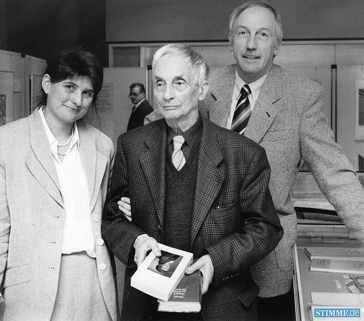 1996: Helmut Sembdner steht mit Anke Tanzer und dem Heilbronner Kulturdezernenten Rainer Casse bei einer Buchpräsentation in der Stadtbücherei Heilbronn zusammen.