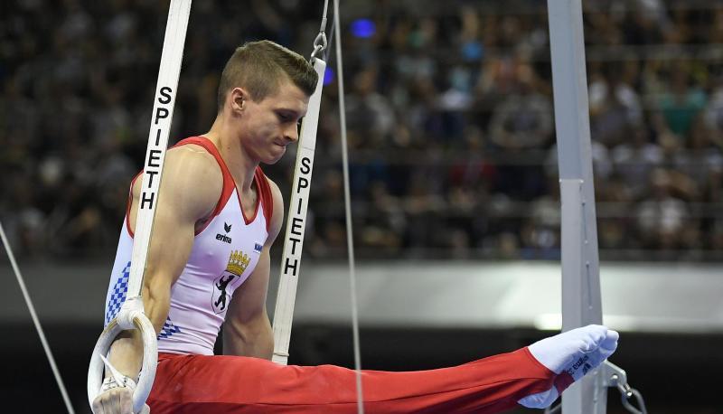 Lukas Dauser hat sich bei der &Uuml;bung an den Ringen am Knie verletzt. Foto: Britta Pedersen