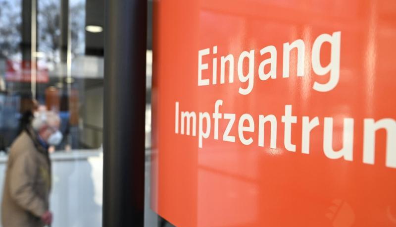 Ein Mann mit Gehhilfe geht im Kreisimpfzentrum in Ravensburg zu den Impfstraßen. Ein Mann mit Gehhilfe geht im Kreisimpfzentrum in Ravensburg zu den Impfstraßen.
