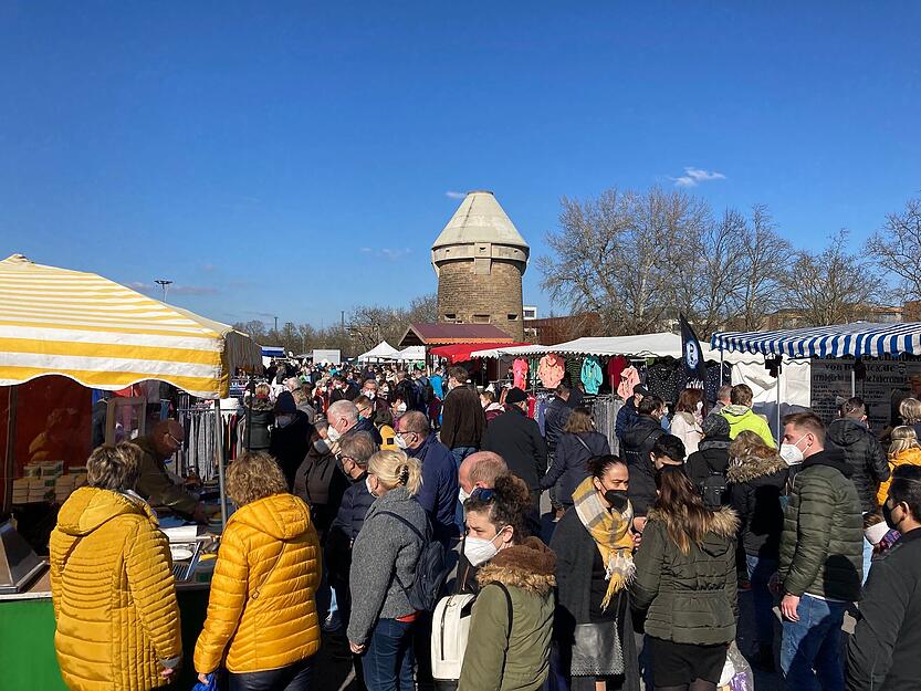 Bei strahlendem Sonnenschein zieht es am Sonntag noch mehr Menschen auf den Pferdemarkt Bei strahlendem Sonnenschein zieht es am Sonntag noch mehr Menschen auf den Pferdemarkt