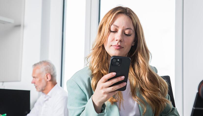 Soziale Medien am Arbeitsplatz sollten mit Bedacht genutzt werden: Exzessive Nutzung kann als Arbeitszeitbetrug gelten und zu Konsequenzen wie Abmahnungen oder K&uuml;ndigung f&uuml;hren.