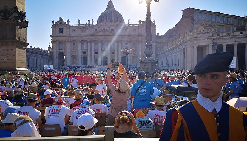 Auf dem Petersplatz werden in den nächsten Tagen Tausende gebannt zum Petersdom blicken: so wie hier bei der Ministrantenwallfahrt 2024, wo viele Gläubige aus der Region Heilbronn bei einer Papstaudienz waren. Auf dem Petersplatz werden in den nächsten Tagen Tausende gebannt zum Petersdom blicken: so wie hier bei der Ministrantenwallfahrt 2024, wo viele Gläubige aus der Region Heilbronn bei einer Papstaudienz waren.