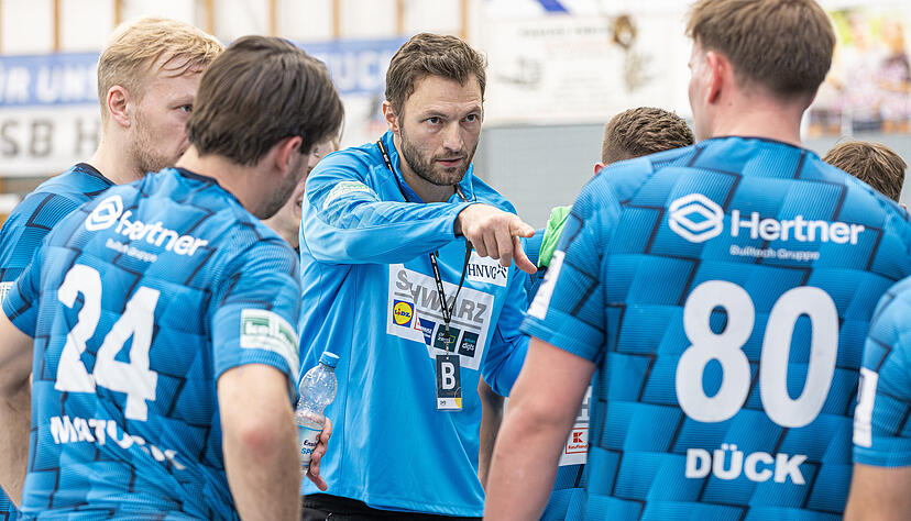 Richtige Anweisungen gegeben: Trainer Oliver Heß inmitten der Horkheimer Spieler, Richtige Anweisungen gegeben: Trainer Oliver Heß inmitten der Horkheimer Spieler,