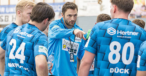 Richtige Anweisungen gegeben: Trainer Oliver He&szlig; inmitten der Horkheimer Spieler,