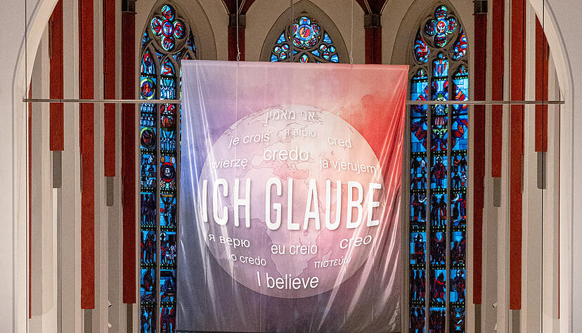 Die Worte &bdquo;Ich glaube&ldquo; in verschiedenen Sprachen auf einer Weltkugel: Diese Installation begleitet im Deutschordensm&uuml;nster durch die Fastenzeit. Das Fastentuch ist eine Kooperation der Stadtkirche und St. Peter und Paul.