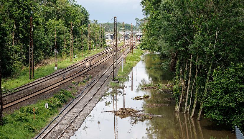 Eine Bahntrasse nahe der Donaubrücke bei Günzburg in Bayern ist überflutet. Eine Bahntrasse nahe der Donaubrücke bei Günzburg in Bayern ist überflutet.