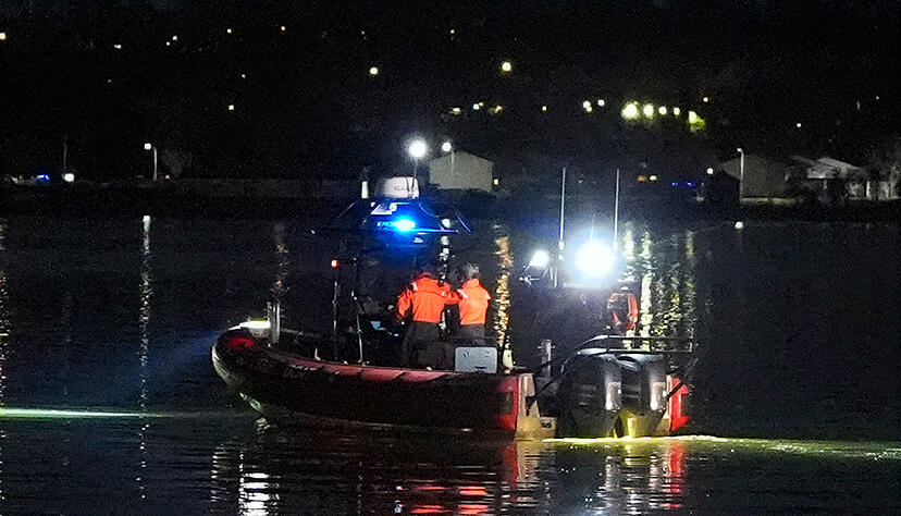 Rettungsboote sind auf dem Potomac River in der Nähe des Ronald Reagan Washington National Airport nach dem Flugzeugabsturz im Einsatz. Rettungsboote sind auf dem Potomac River in der Nähe des Ronald Reagan Washington National Airport nach dem Flugzeugabsturz im Einsatz.