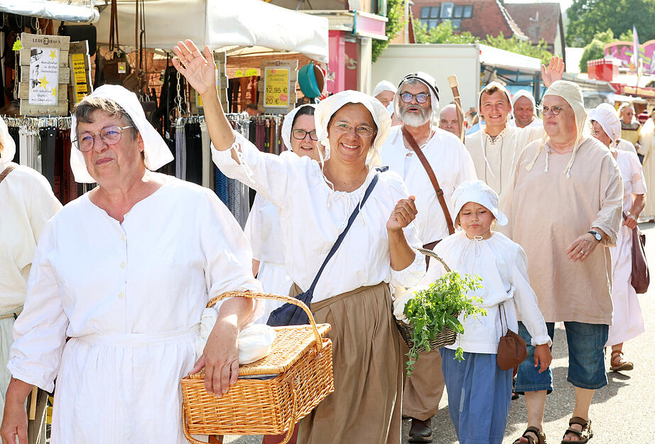 Eröffnet wurde der Talmarkt mit einem Umzug. Eröffnet wurde der Talmarkt mit einem Umzug.