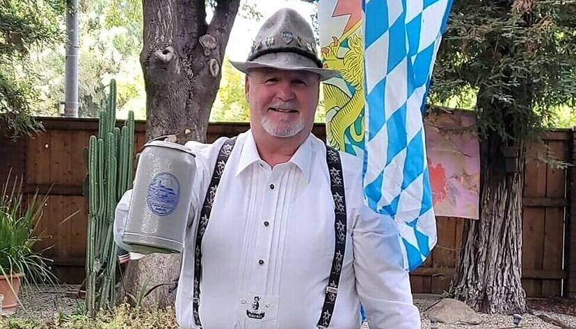 In Berchtesgaden hat Drew Bessinger seine bayrische Tracht erworben. Den Garten in seinem Haus baut der Kalifornier gerne mal zu einem echten Biergarten um. In Berchtesgaden hat Drew Bessinger seine bayrische Tracht erworben. Den Garten in seinem Haus baut der Kalifornier gerne mal zu einem echten Biergarten um.