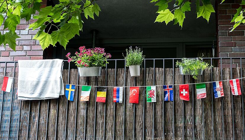 Auf dem Balkon Fußball schauen? Kein Problem, solange man zu später Stunde nicht zu sehr lärmt. Auf dem Balkon Fußball schauen? Kein Problem, solange man zu später Stunde nicht zu sehr lärmt.