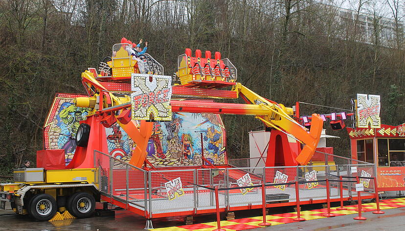 Der X-Force-Überschlag ist eines der Highlights beim Pferdemarkt-Funpark nahe des Eingangs zum Wertwiesenpark. Der X-Force-Überschlag ist eines der Highlights beim Pferdemarkt-Funpark nahe des Eingangs zum Wertwiesenpark.