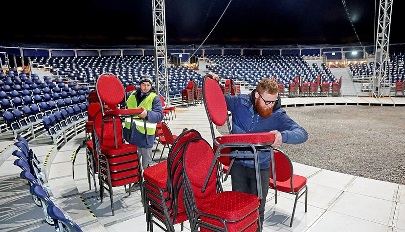 Manege im Aufbau: Derzeit sind die Techniker mit der Inneneinrichtung des Heilbronner Weihnachtszirkus besch&auml;ftigt.