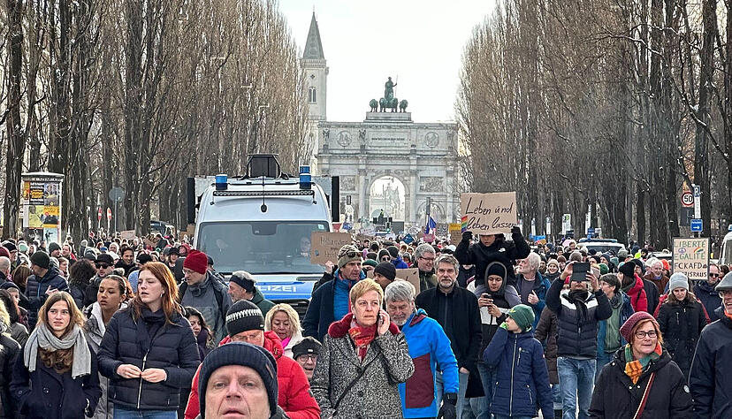 Teilnehmer verlassen die Demonstration am Sonntag über die Leopoldstraße in München. Der Organisator einer Demo gegen rechts mit mindestens 80 000 Menschen hat die Veranstaltung wegen Überfüllung abgebrochen. Die Sicherheit sei nicht mehr zu gewährleisten.