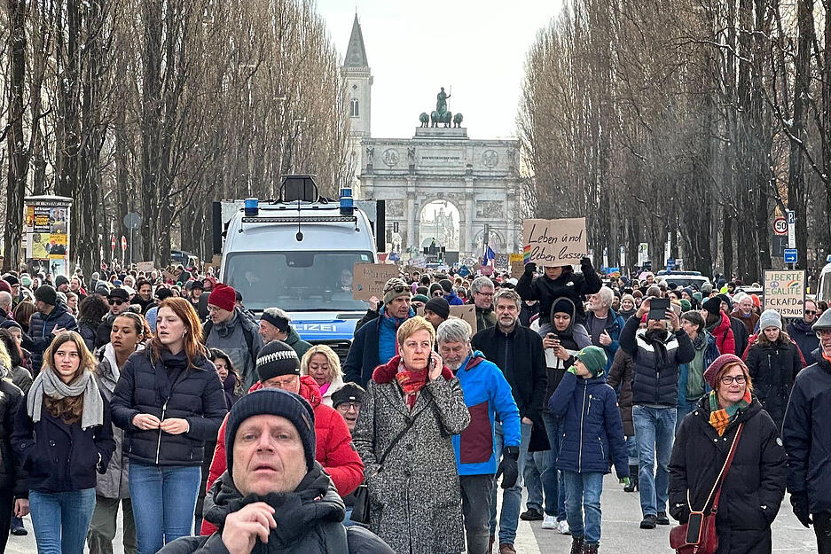 Teilnehmer verlassen die Demonstration am Sonntag über die Leopoldstraße in München. Der Organisator einer Demo gegen rechts mit mindestens 80 000 Menschen hat die Veranstaltung wegen Überfüllung abgebrochen. Die Sicherheit sei nicht mehr zu gewährleisten.