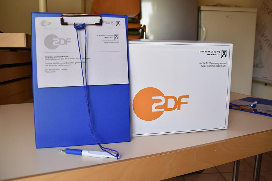 Bevor alle Zettel ausgezählt sind, wird es erste Hochrechnungen geben. Die Ergebnisse der Europawahl werden am Sonntagabend im ZDF ausgestrahlt.