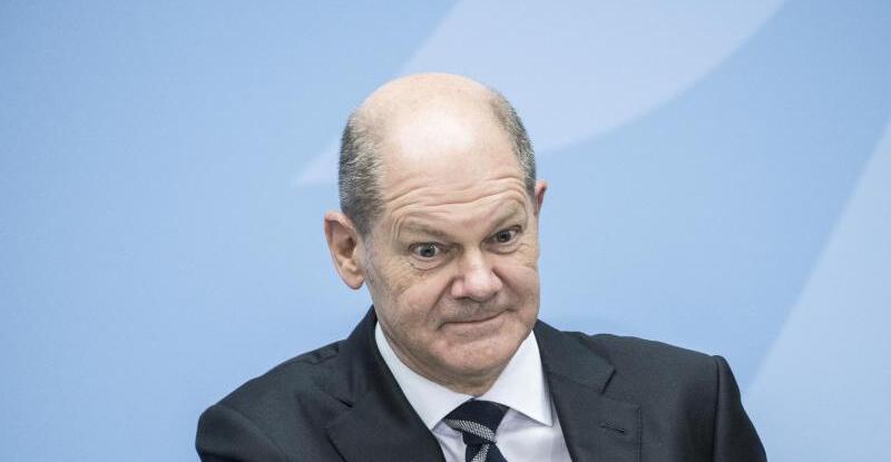 Bundeskanzler Scholz bei der Amtsübergabe von Steffen Seibert an den neuen Regierungssprecher Steffen Hebestreit. Bundeskanzler Scholz bei der Amtsübergabe von Steffen Seibert an den neuen Regierungssprecher Steffen Hebestreit.