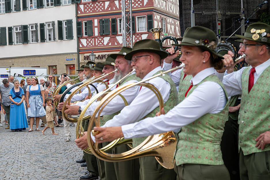 Zur Eröffnung des Hohenloher Weindorfs darf musikalische Untermalung nicht fehlen. Vom 3. bis 7. Juli verwandelt sich die Öhringer Innenstadt in ein Paradies für Weinliebhaber. Zur Eröffnung des Hohenloher Weindorfs darf musikalische Untermalung nicht fehlen. Vom 3. bis 7. Juli verwandelt sich die Öhringer Innenstadt in ein Paradies für Weinliebhaber.