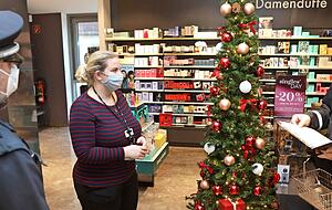 Die beiden Mitarbeiter der Heilbronner Polizeibeh&ouml;rde sind sehr zufrieden, wie Isabella Rad die Coronaverordnung in ihrer Douglas-Filiale umsetzt.
Fotos: Ralf Seidel