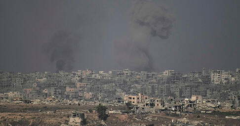 16.09.2025, Israel, Israel-Gaza-Grenze: Rauch steigt nach einem israelischen Militärschlag im Gazastreifen auf, vom Süden Israels aus gesehen. Foto: Leo Correa/AP/dpa +++ dpa-Bildfunk +++ 16.09.2025, Israel, Israel-Gaza-Grenze: Rauch steigt nach einem israelischen Militärschlag im Gazastreifen auf, vom Süden Israels aus gesehen. Foto: Leo Correa/AP/dpa +++ dpa-Bildfunk +++